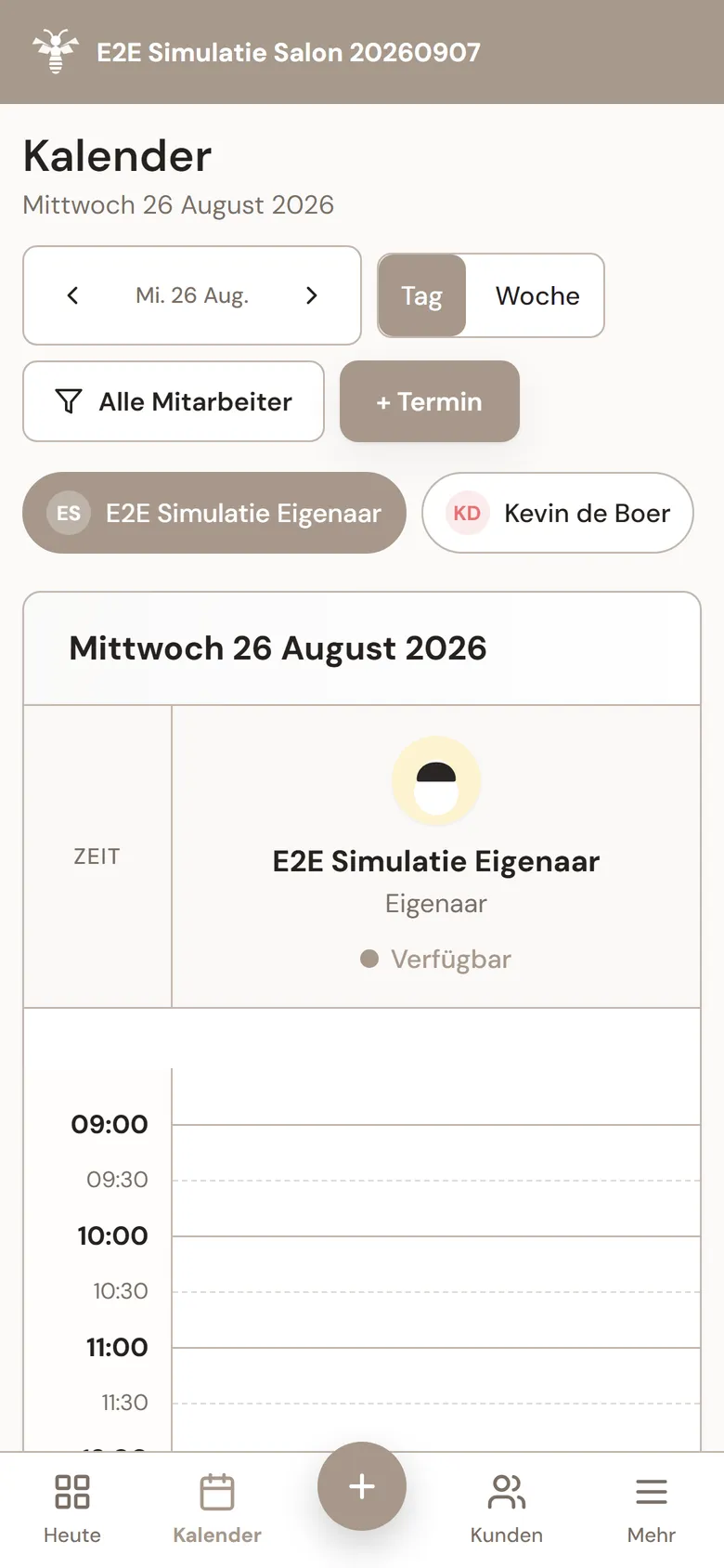 Tagesagenda in MyWest mit Mitarbeitern nebeneinander in Spalten und Terminen, die per Drag-and-Drop verschoben werden.